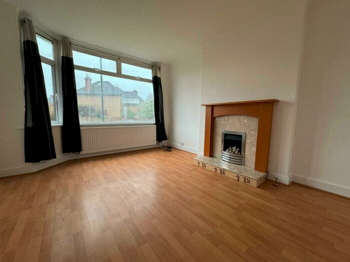 2 Bedroom Maisonette To Rent In Carterhatch Lane, Enfield, EN1