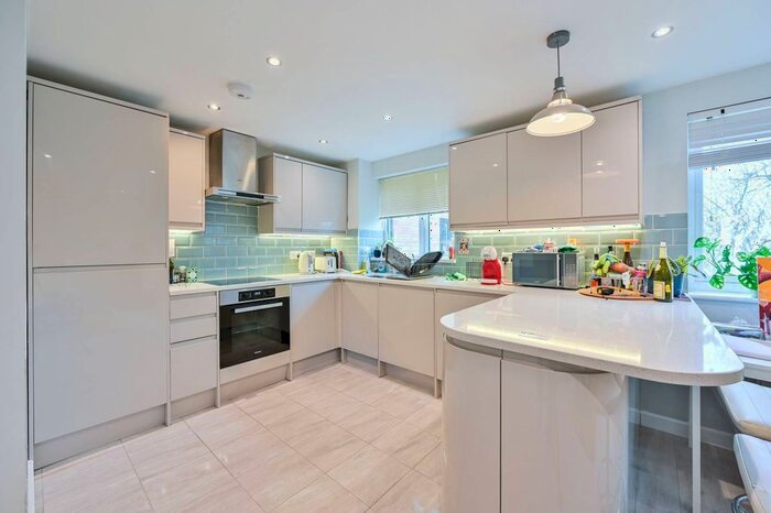 2 Bedroom Flat To Rent In John Maurice Close, Elephant And Castle, London, SE17