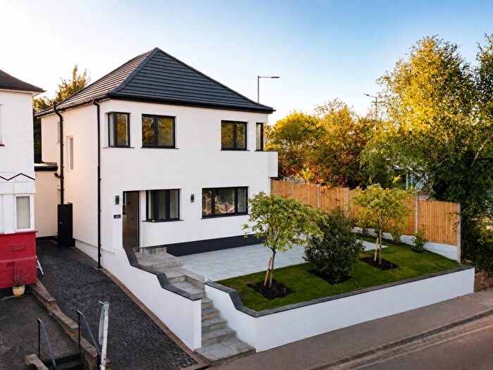 4 Bedroom Detached House For Sale In Highview Avenue, Edgware, HA8