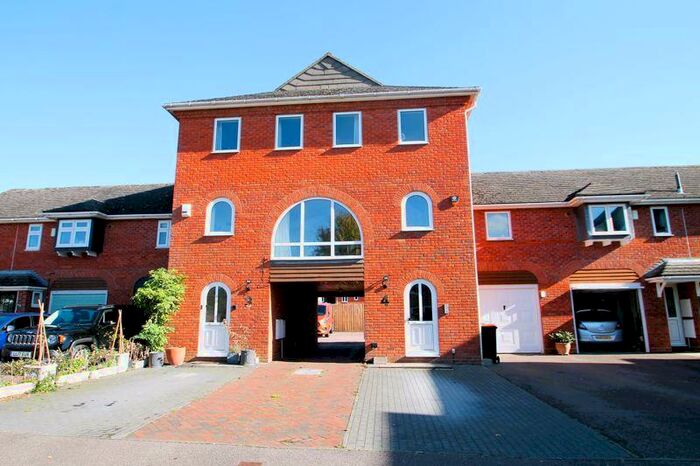 2 Bedroom Flat To Rent In Wallace Mews, Eaton Bray, Bedfordshire, LU6