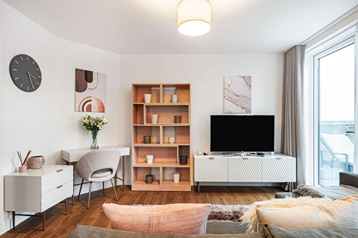 2 Bedroom Flat To Rent In Colonnade Gardens, London, W3