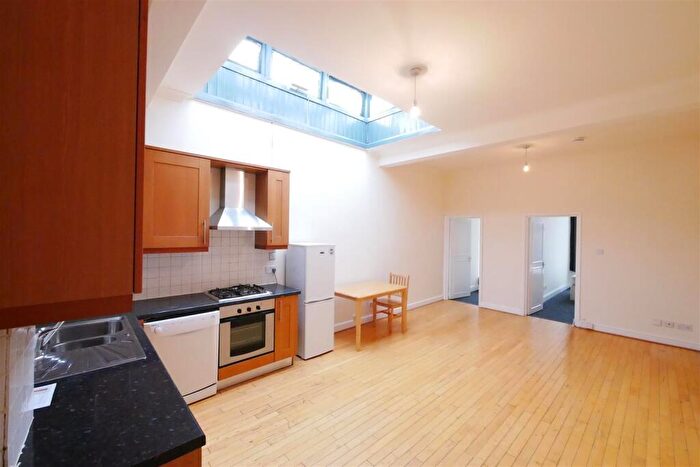 2 Bedroom Apartment To Rent In Green Lanes, London, N13