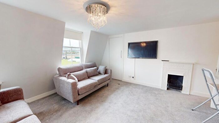 4 Bedroom Flat To Rent In Top Floor Flat, , Great Pulteney Street, BA2