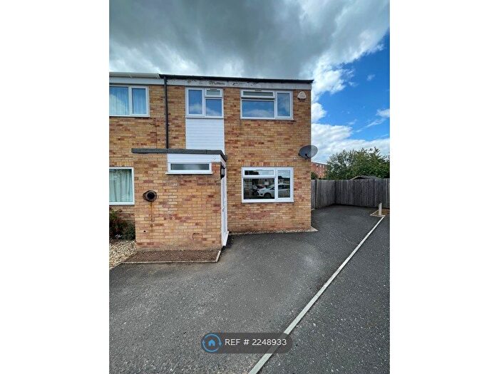 3 Bedroom Semi-Detached House To Rent In Rowbarton Close, Taunton, TA2