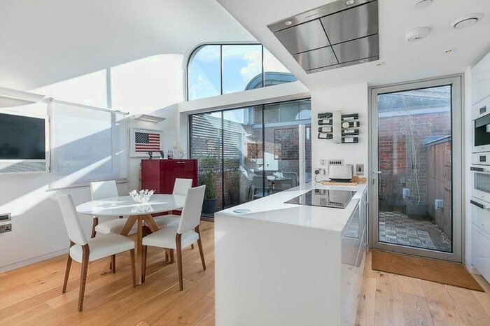 3 Bedroom Flat To Rent In Pangbourne Avenue, North Kensington, W10