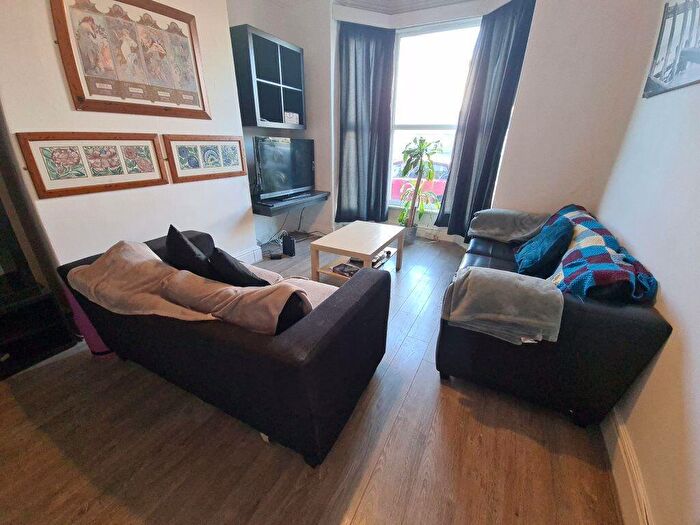 4 Bedroom House To Rent In Ashville Road, Leeds, LS6