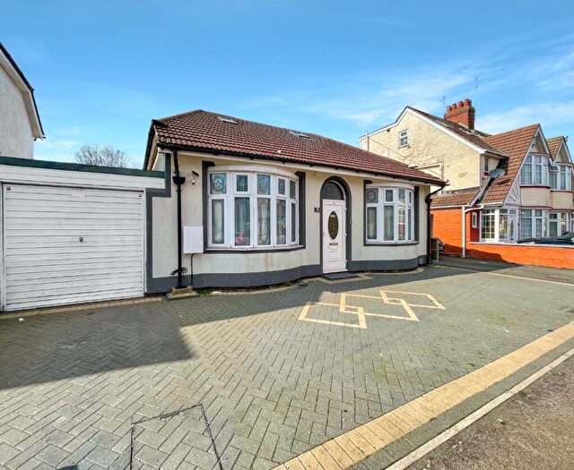 6 Bedroom Detached House For Sale In Arundel Road, Luton, Bedfordshire, LU4