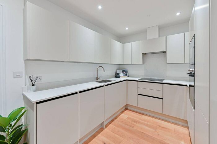 3 Bedroom Flat For Sale In A Fernlea Road, Balham, London, SW12