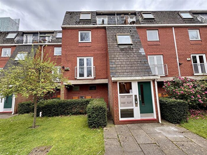 2 Bedroom Apartment For Sale In Culvercliff Walk, St Johns Gardens, Manchester, M3