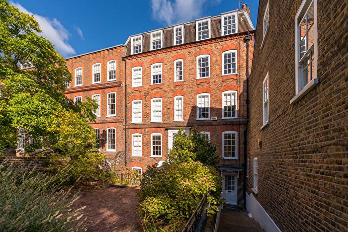 2 Bedroom Flat For Sale In Clapham Common North Side, London, SW4