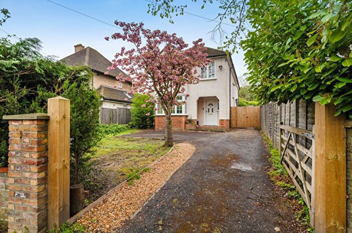 4 Bedroom Detached House For Sale In Farnborough Road, Farnham, Surrey, GU9