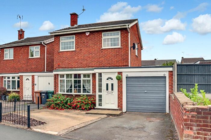 3 Bedroom Link Detached House For Sale In Darklands Road, Swadlincote, DE11