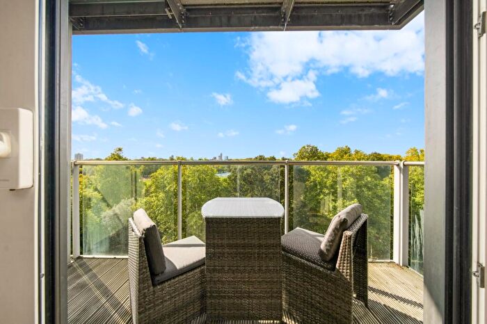 2 Bedroom Flat For Sale In Eustace Building, Queenstown Road, SW11