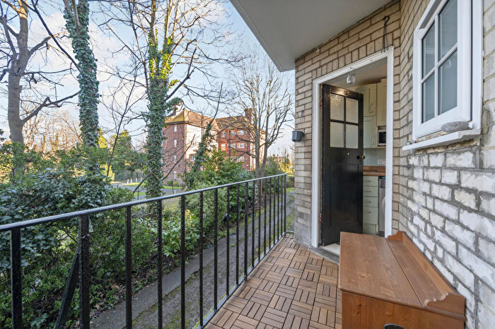 2 Bedroom Apartment For Sale In West Barnes Lane, New Malden, Raynes Park, KT3