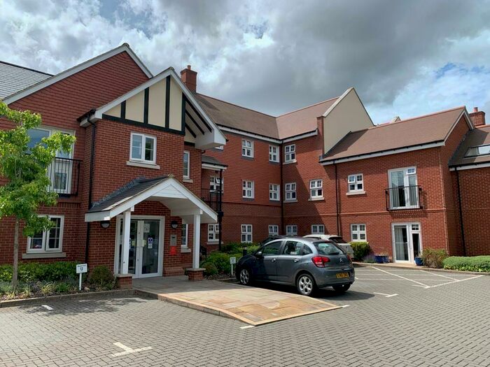 2 Bedroom Apartment To Rent In Hempstead Road, Bovingdon, HP3