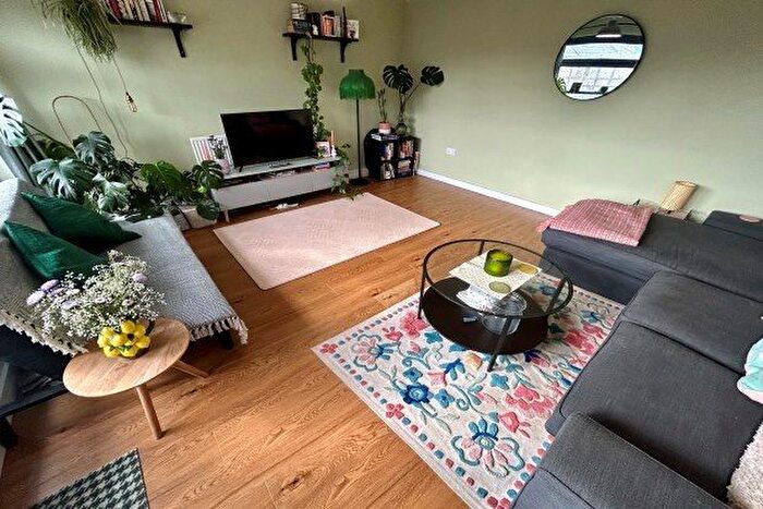 2 Bedroom Flat To Rent In Whimberry Way, Manchester, M20