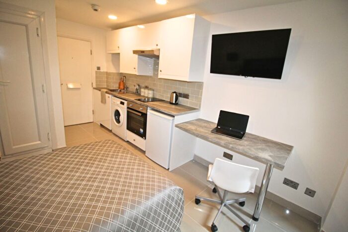 1 Bedroom Flat To Rent In Flat, Clarendon Road, Leeds, LS2