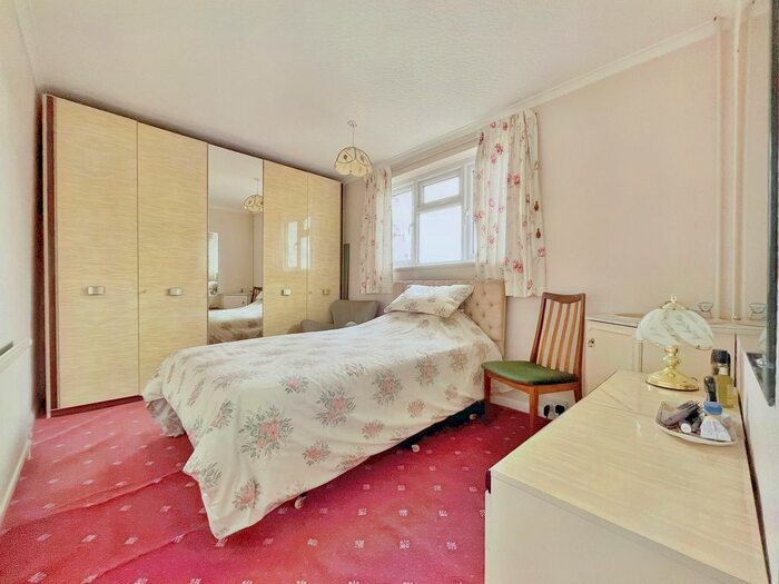 3 Bedroom Semi-Detached House For Sale In Larkhill Road, Abingdon, OX14