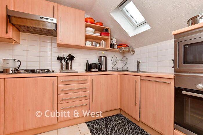 2 Bedroom Apartment For Sale In Rosehill Farm Meadow, Banstead, Surrey, SM7