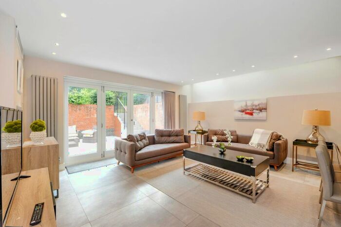 2 Bedroom Flat To Rent In Lyndhurst Road, Hampstead, NW3