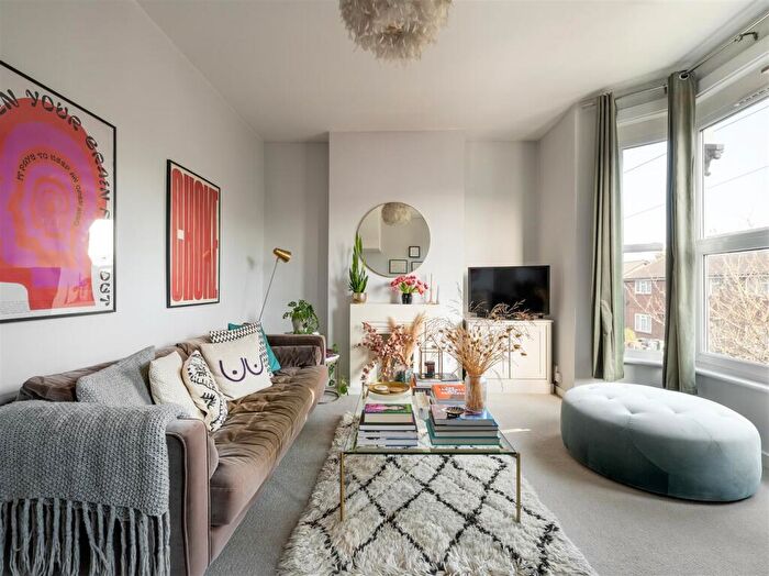 2 Bedroom Flat For Sale In Tyndall Road, Leyton, E10