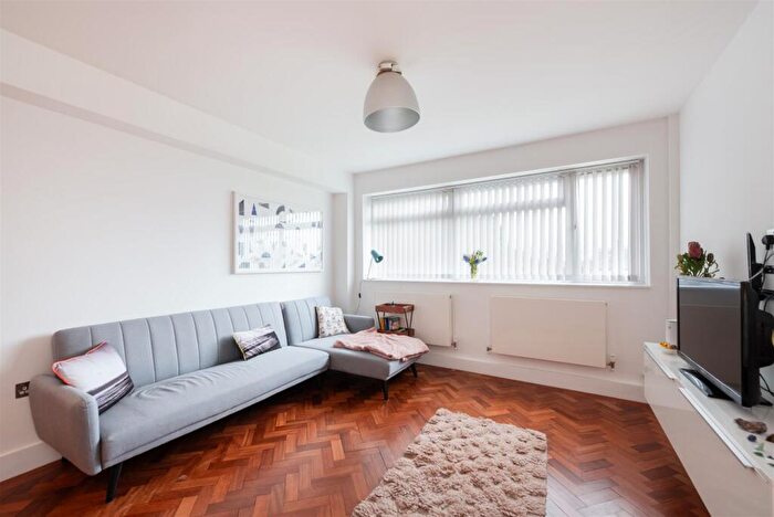 2 Bedroom Flat For Sale In Chase Side, London, N14