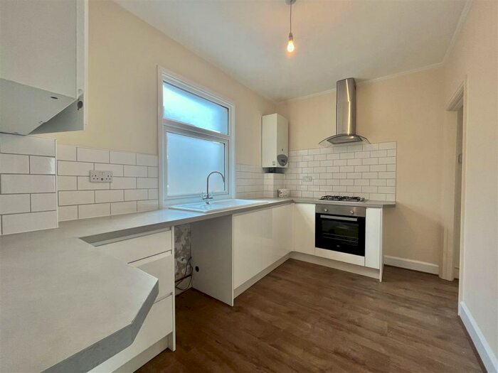 3 Bedroom Apartment To Rent In High Street, Sutton, SM1