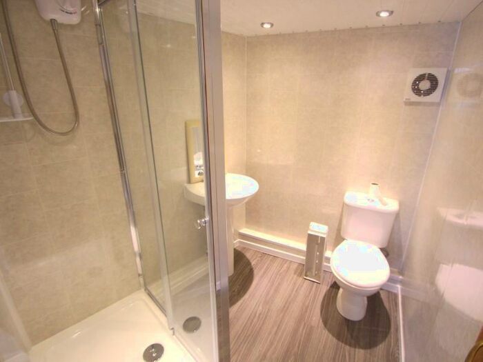 2 Bedroom Flat To Rent In Ebberston Terrace, Hyde Park, Leeds, LS6