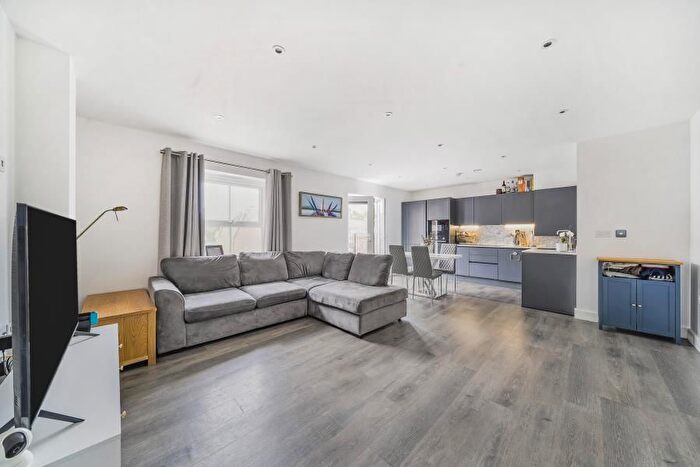 2 Bedroom Flat To Rent In Albright Gardens, Walton-On-Thames, KT12