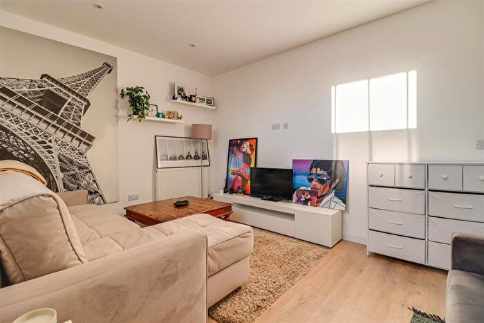 1 Bedroom Flat For Sale In London Road, Westcliff-On-Sea, SS0