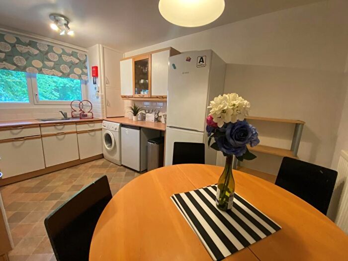 4 Bedroom Maisonette To Rent In Sandalwood Close, London, E1