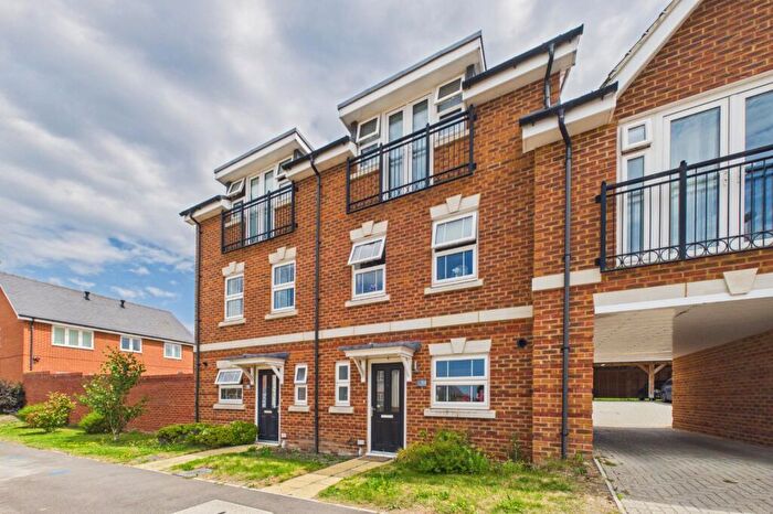 3 Bedroom Terraced House For Sale In Oak Avenue, Wokingham, Berkshire, RG40