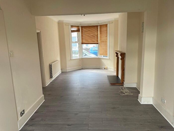 3 Bedroom Flat To Rent In Hainault Avenue, Westcliff-On-Sea, Essex, SS0