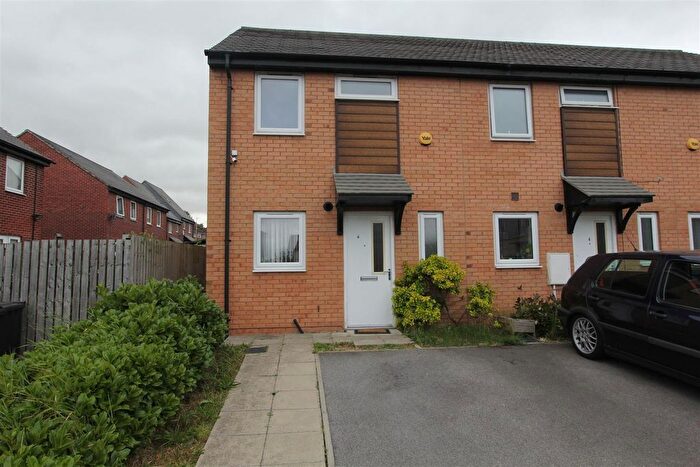 2 Bedroom Property To Rent In Parkside Court, Seacroft, Leeds, LS14