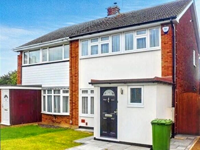 3 Bedroom Semi-Detached House To Rent In Alicia Avenue, Wickford, SS11