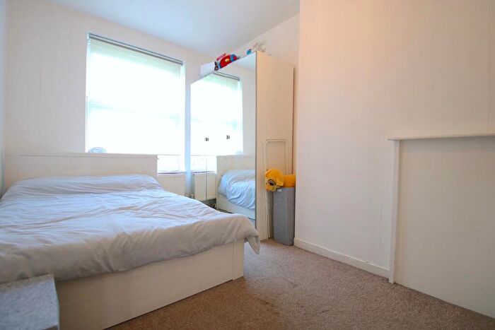 4 Bedroom Flat To Rent In Bromley High Street, London, E3