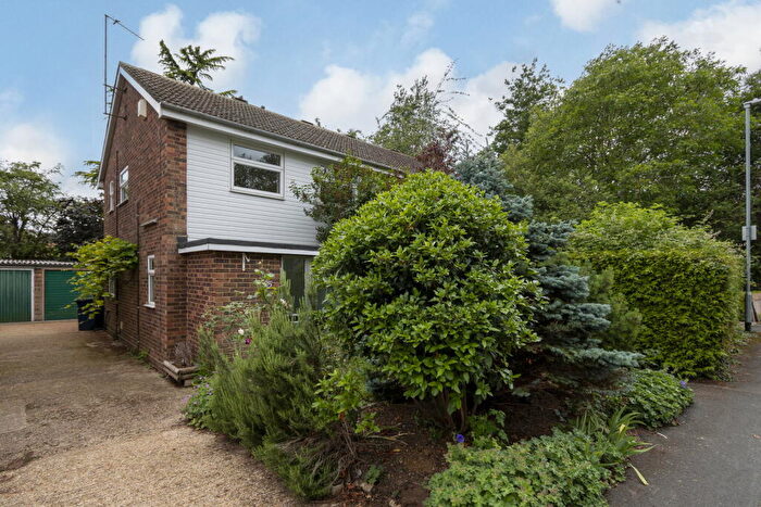 3 Bedroom Semi-Detached House For Sale In Brownlow Road, Cambridge, CB4
