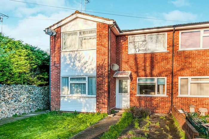 2 Bedroom Flat To Rent In St. Peters Road, Broadstairs, Kent, CT10