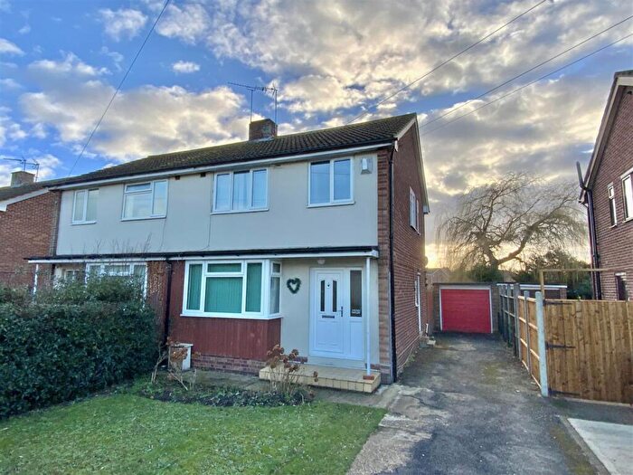 3 Bedroom Semi Detached House For Sale In Lakes Lane, Newport Pagnell, MK16