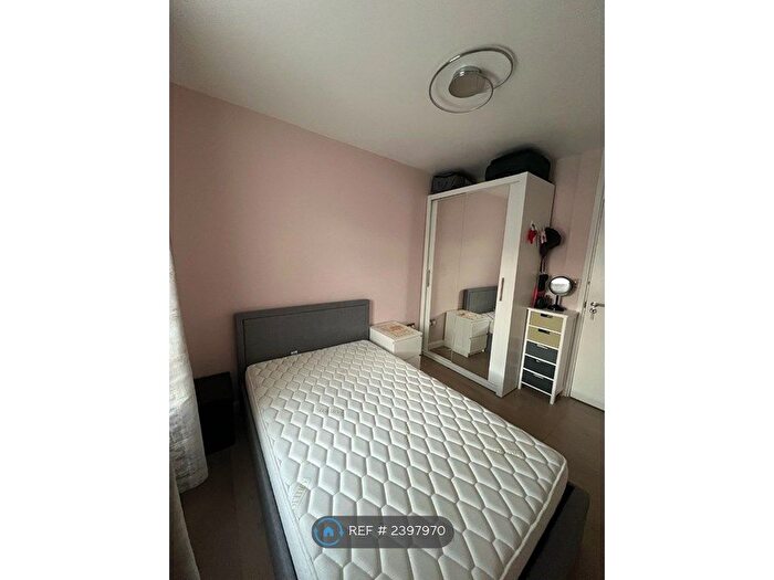 3 Bedroom Flat To Rent In Moffat Court, London, SW19