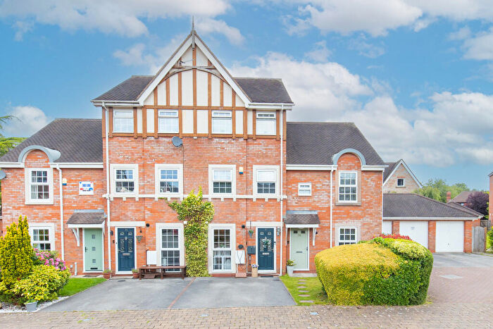 4 Bedroom Town House To Rent In Holland House Court, Walton-le-dale, PR5