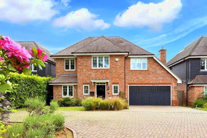6 Bedroom Detached House For Sale In Lord Reith Place, Beaconsfield, HP9