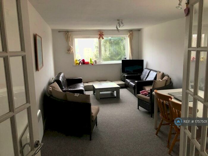 2 Bedroom Flat To Rent In Brandville Gardens, Ilford, IG6