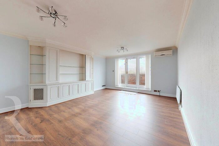 3 Bedroom Flat To Rent In Holders Hill Road, London, NW4