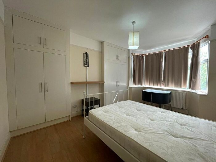 Terraced House To Rent In North Circular Road, Palmers Green, N13