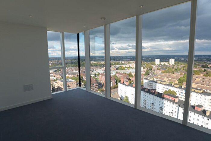 3 Bedroom Apartment To Rent In Devan Grove, London, N4