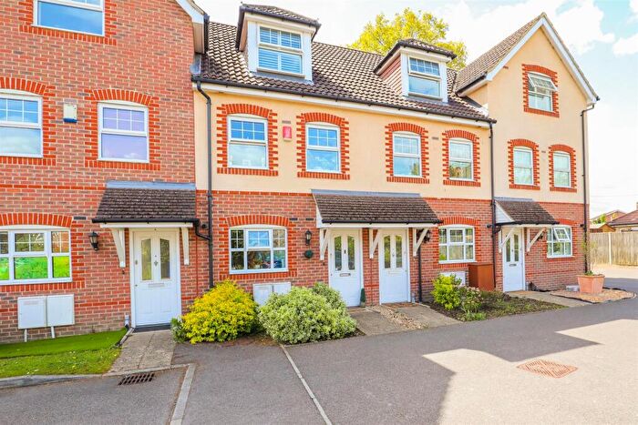 3 Bedroom Town House To Rent In Glenwood Court, Farnborough, GU14