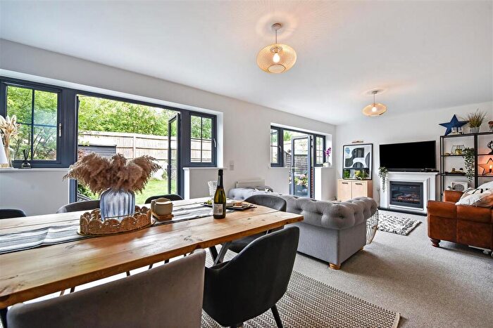 4 Bedroom Detached House For Sale In Woodpecker Way, Andover, SP11