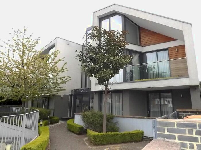 2 Bedroom Flat To Rent In Edgwarebury Lane, Edgware, HA8