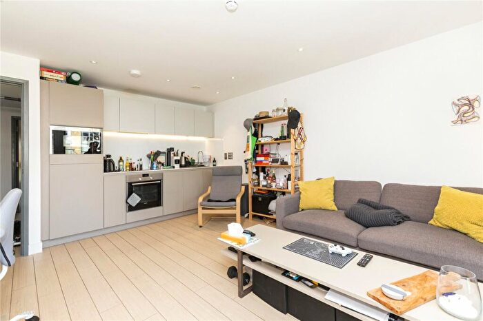 1 Bedroom Apartment To Rent In Canalside Square, London, N1